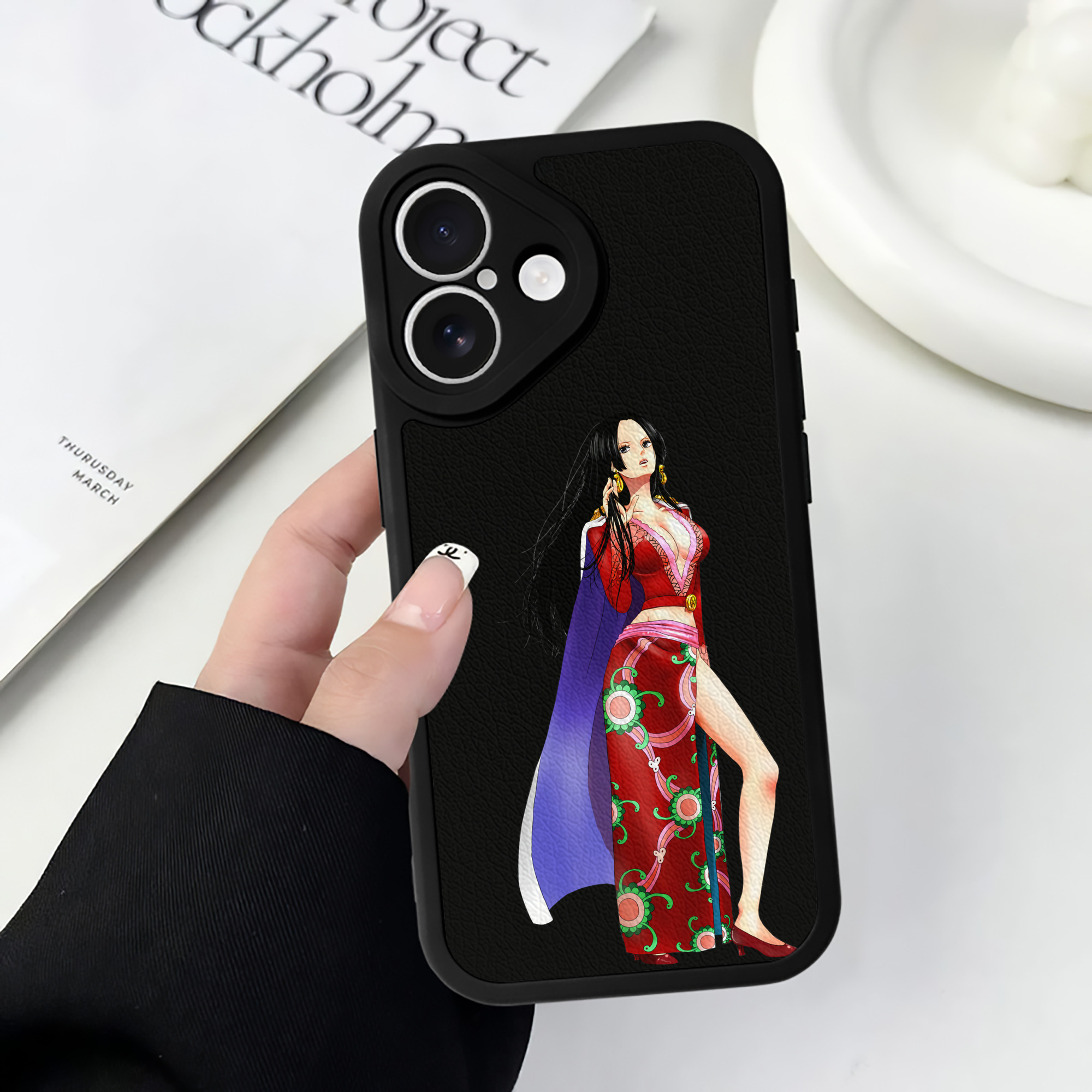 （画像用） ワンピース ボア・ハンコック ONE PIECE Boa·Hancock 【iPhone 16シリーズ対応】シリコンスマホケース（レザー調） 材質：シリコン